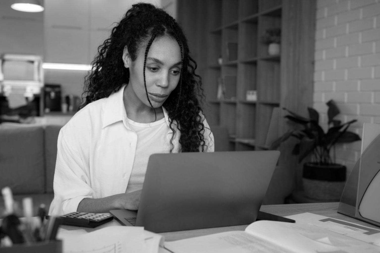 Profesionales trabajando en estrategias de asignación de capital